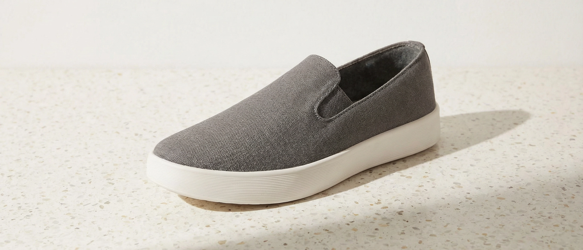 끈 없이, 고민 없이, 그냥 신는 편안함.